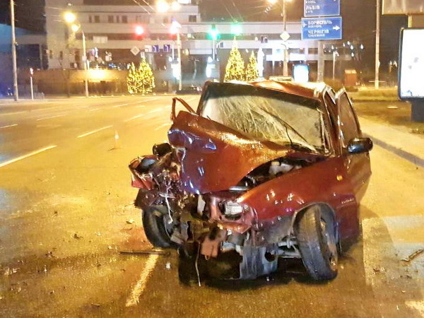 Возле академии МВД нетрезвый водитель уничтожил машину (фото)