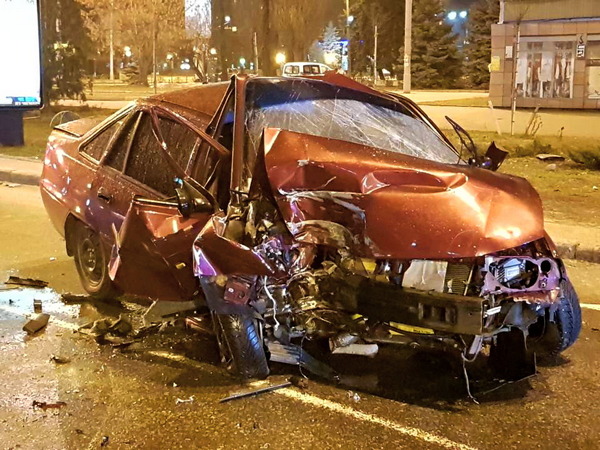 Возле академии МВД нетрезвый водитель уничтожил машину (фото)