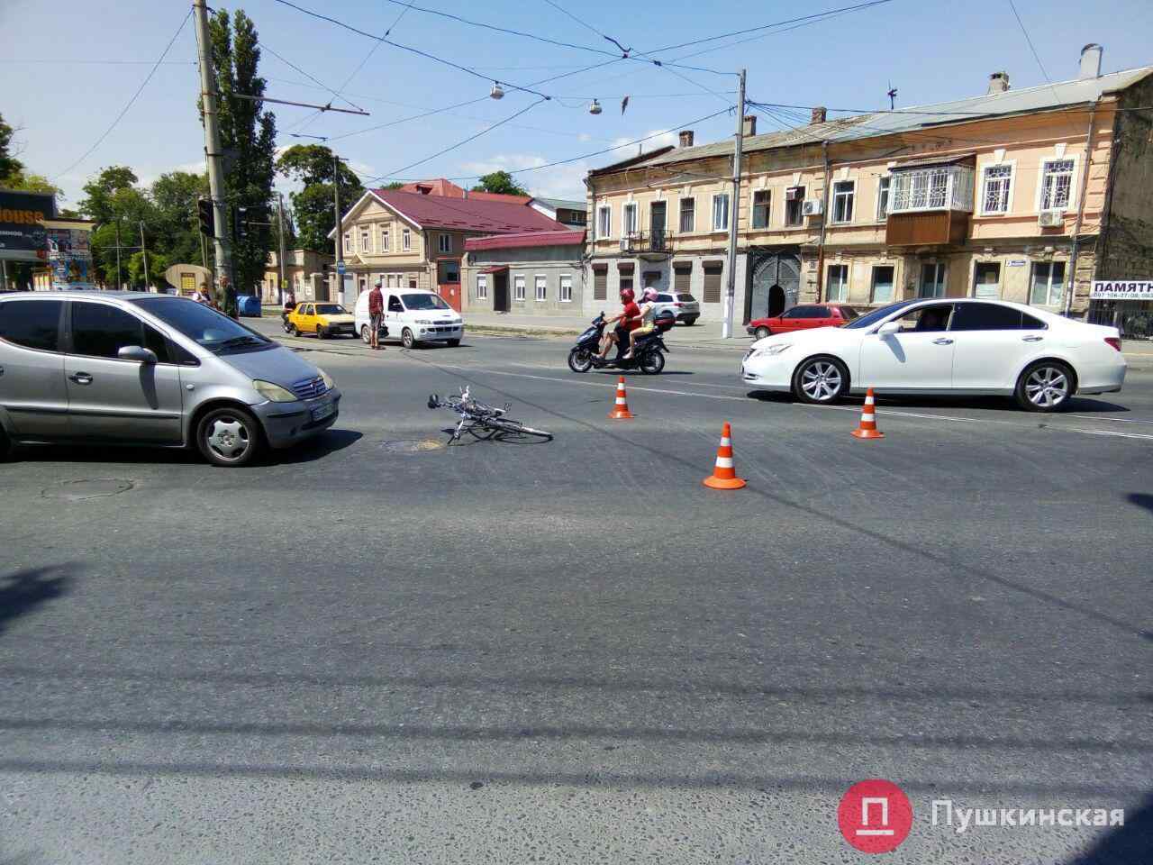 Возле одесского парка на Молдаванке иномарка проехала на «красный» и сбила велосипедиста. Обновлено