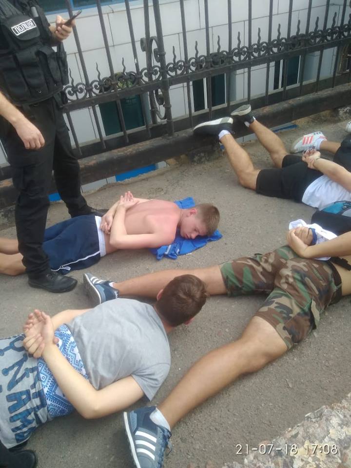 «За грабеж и насилие»: в полицию доставлено семь футбольных болельщиков-дебоширов. Фото, обновлено
