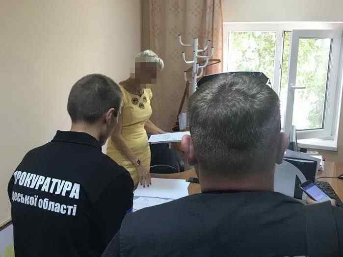 Задержание в одесской мэрии: руководитель подразделения департамента муниципальной безопасности «погорела» на взятке. Фото