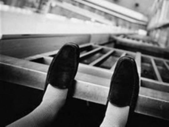 Женщина-самоубийца упала с днепропетровской многоэтажки прямо на… проходивших внизу женщину с ребенком
