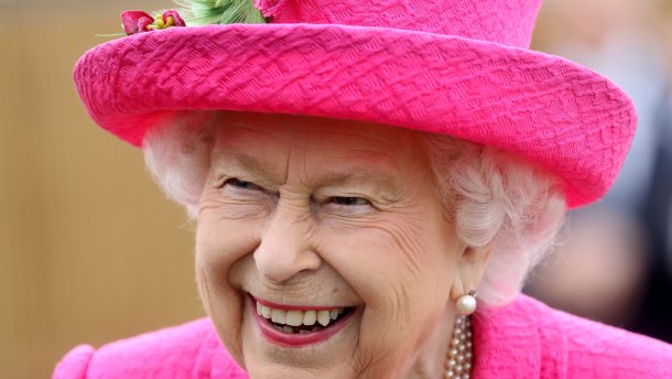 93-річна Єлизавета II приголомшує: чому королева взяла у руки лопату – відео
