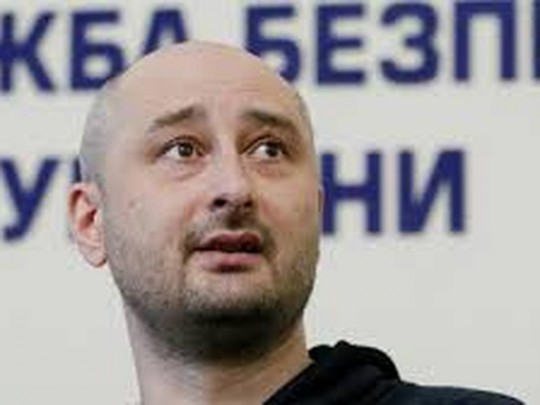 Аркадий Бабченко: «Кремль будет отходить от стратегии войны в Украине, просто скупая здесь все»