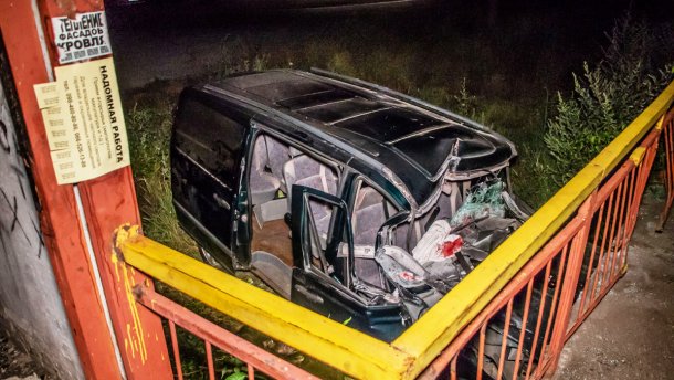 Авто влетело в остановку под Днепром: пассажиров зажало в салоне – фото и видео