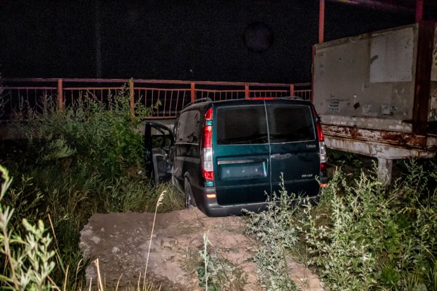 Авто влетело в остановку под Днепром: пассажиров зажало в салоне – фото и видео