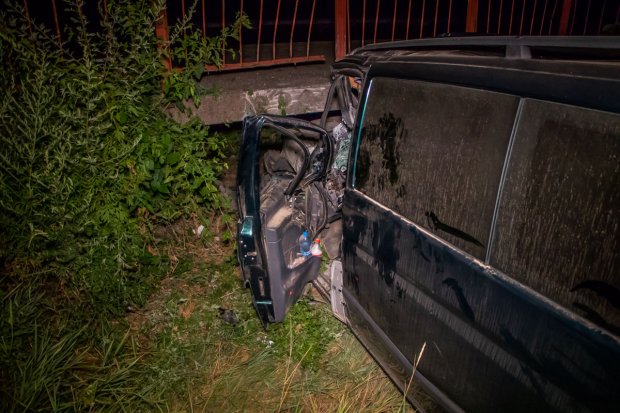 Авто влетело в остановку под Днепром: пассажиров зажало в салоне – фото и видео