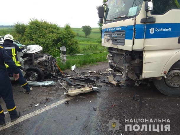 Автомобиль влетел в фуру на Тернопольщине: трое погибших
