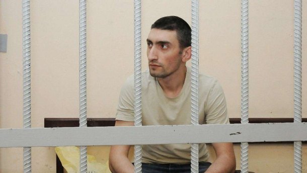 Біля ізолятора заблокували авто із звільненим Топазом: фото та відео