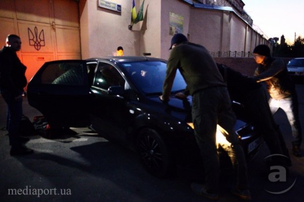 Біля ізолятора заблокували авто із звільненим Топазом: фото та відео