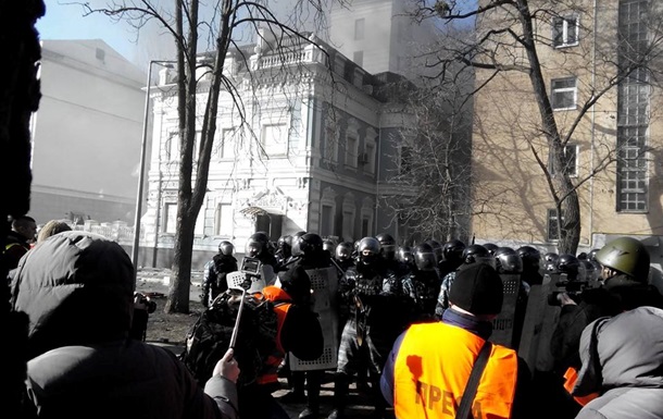 Беркут начал оттеснять протестующих с улицы Липской