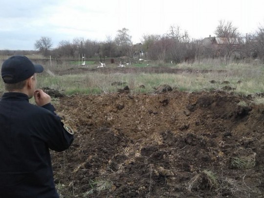 Боевики обстреляли из «Градов» село на Донбассе: жуткие фото последствий