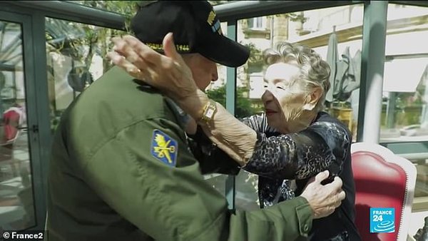 Бывшие влюбленные, американский солдат и француженка, встретились 75 лет спустя: эмоциональное видео