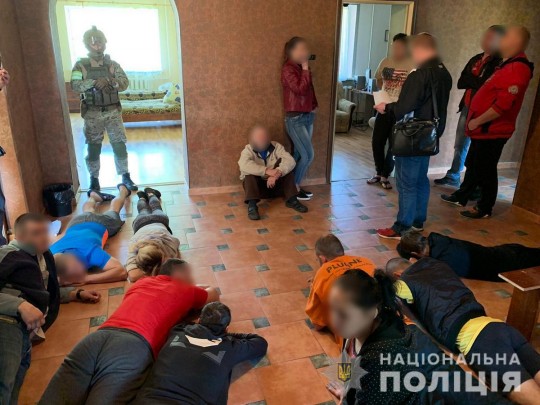 Держали взаперти и издевались: под Харьковом разоблачили «реабилитационный центр» для наркоманов (фото)