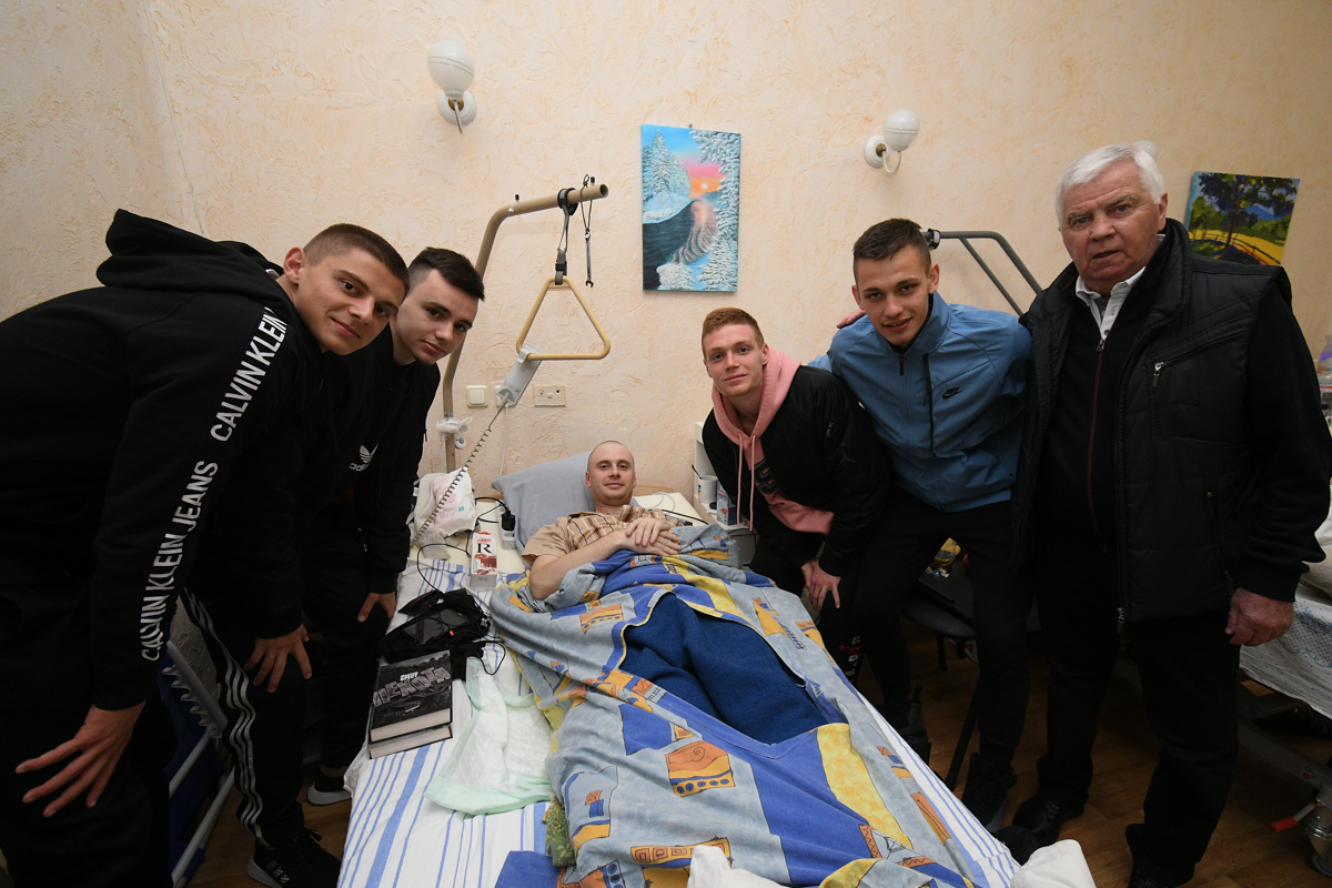 Динамовцы Цыганков, Шапаренко, Шепелев и Миколенко навестили раненых бойцов в военном госпитале (фото, видео)