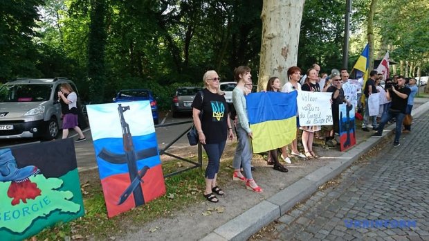 Еще 24 часа без России: в ПАСЕ обжаловали полномочия делегации РФ, под зданием протесты