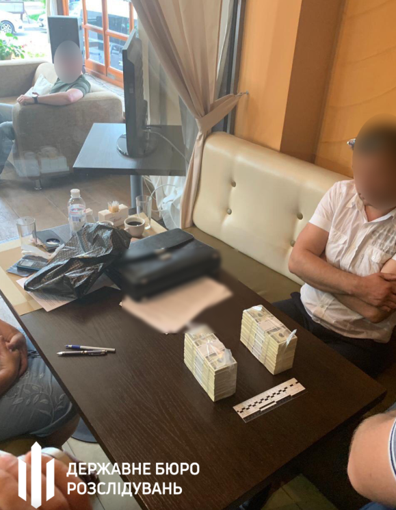 ГБР уличило чиновников и полицейского во взятке в полмиллиона долларов: фото