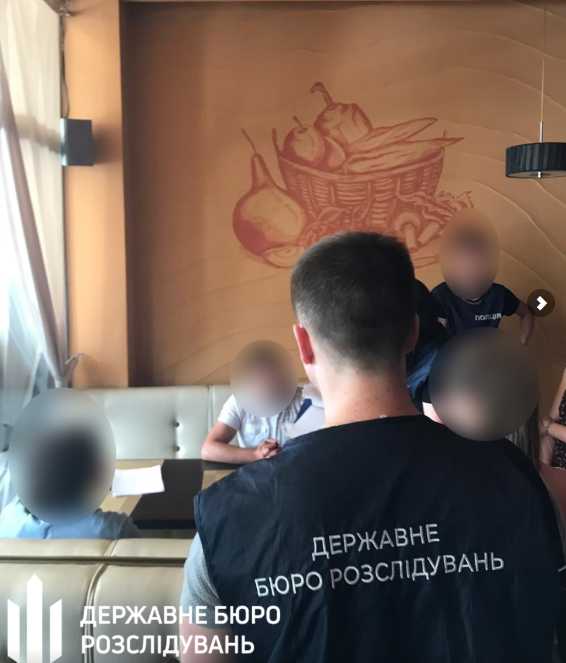 ГБР уличило чиновников и полицейского во взятке в полмиллиона долларов: фото