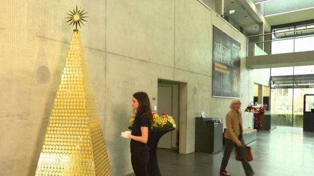 Главные елки открыли в разных городах мира: потрясающие фото и видео