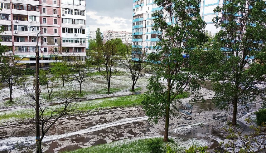 Град падал более получаса: появились фото непогоды в Каменском