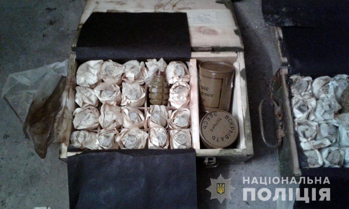 Хорошо подготовился к пенсии: в Прилуках у бывшего военного изъяли 9 ящиков гранат (фото, видео)
