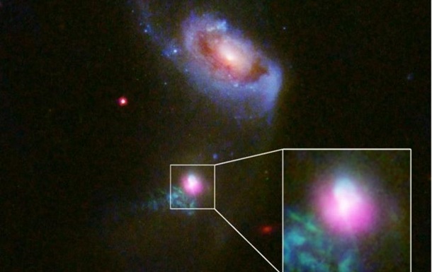 Hubble снял пожираемую черной дырой галактику