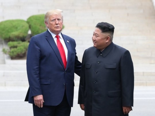 Историческое рукопожатие: Трамп и Ким Чен Ын встретились на границе двух Корей (фото, видео)