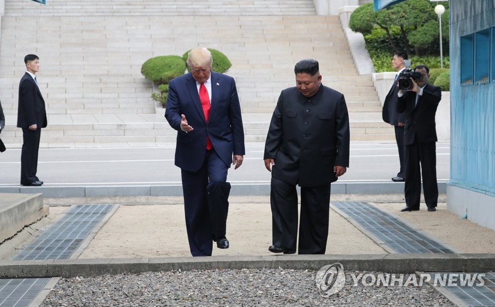 Историческое рукопожатие: Трамп и Ким Чен Ын встретились на границе двух Корей (фото, видео)