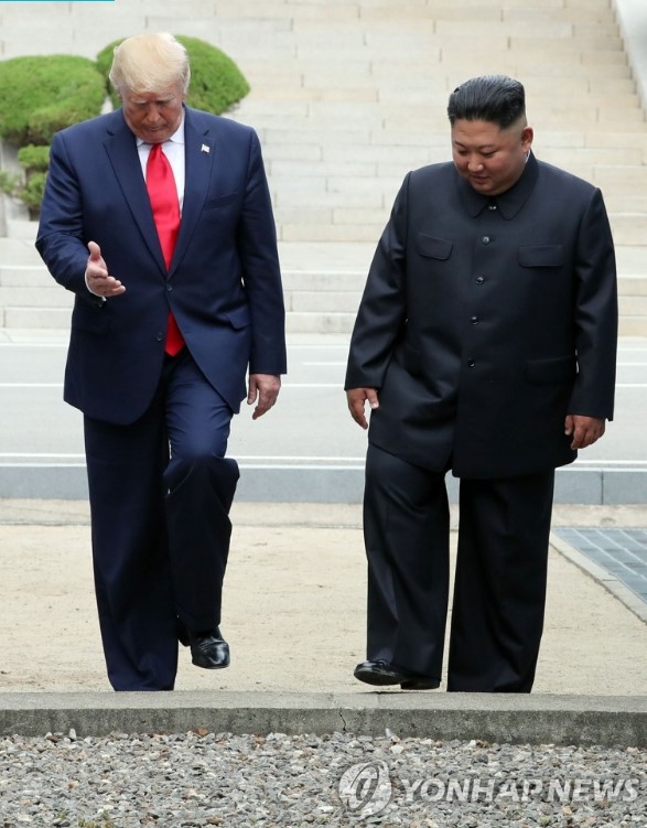 Историческое рукопожатие: Трамп и Ким Чен Ын встретились на границе двух Корей (фото, видео)