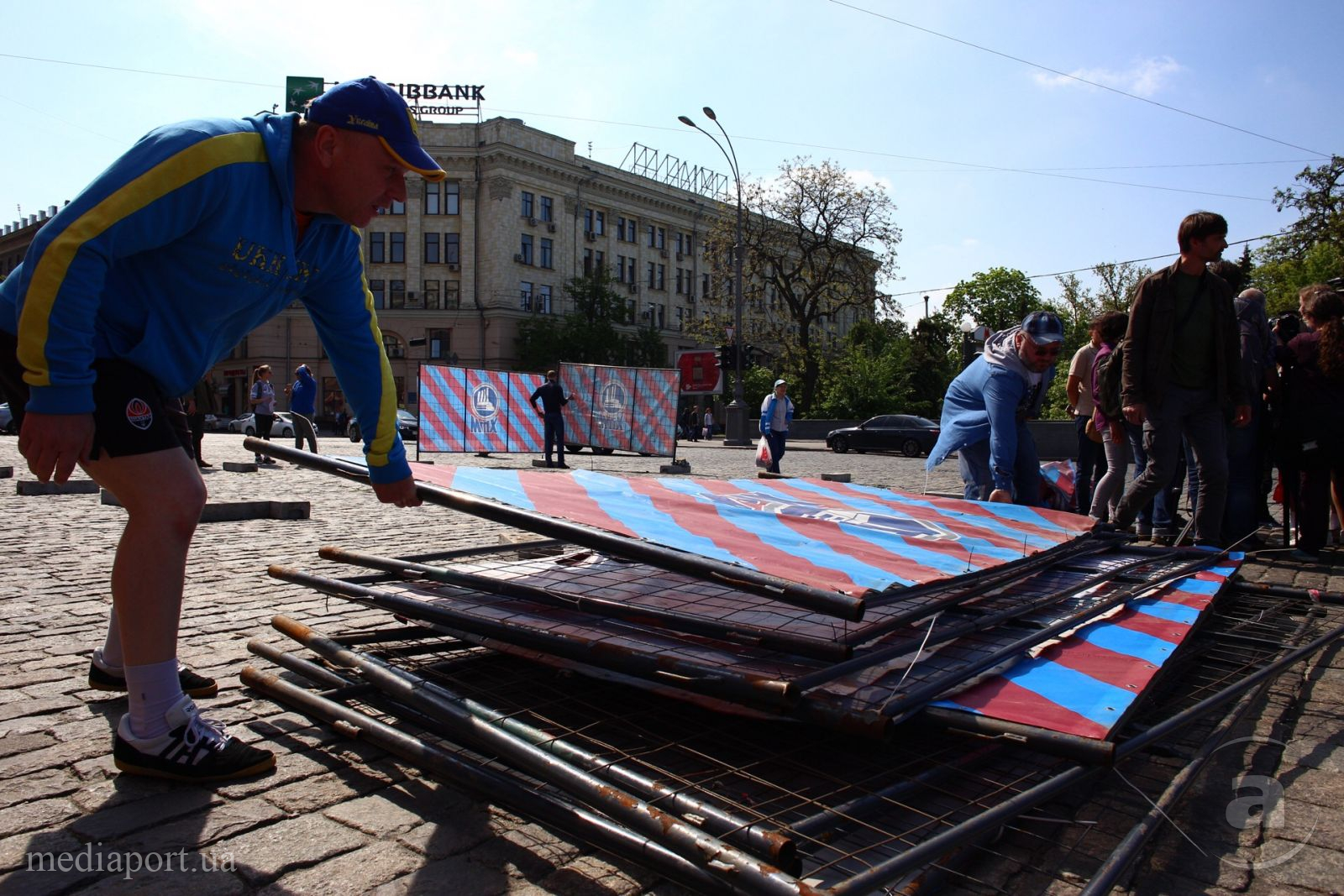 История со сносом волонтерской палатки в Харькове получила неожиданное продолжение (фото, видео)