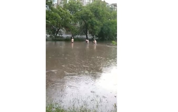 Из-за ливня жители Николаева переходят улицы вброд