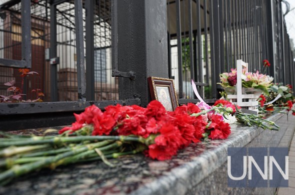 К посольству России в Киеве несут цветы в память о жертвах авиакатастрофы в Шереметьево (фото)