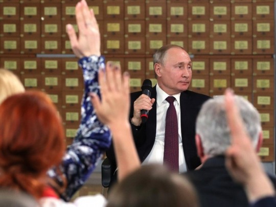 Каждый восьмой украинец позитивно относится к Путину, почти половина — симпатизирует России