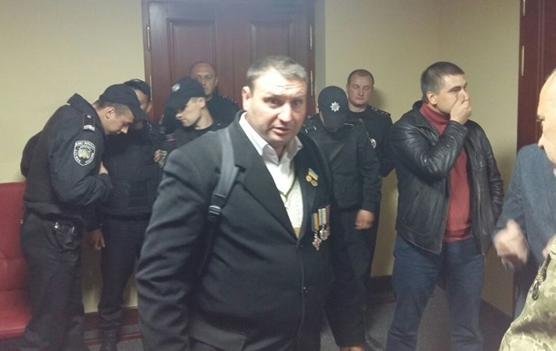 Киевсовет штурмуют из-за скандальной стройки над метро
