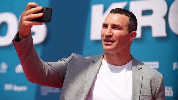 Кличко в компанії легенд Баварії відвідав допремєрний показ фільму про Крооса: фото та відео