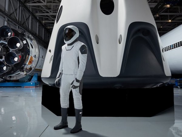 Компания Илона Маска запустила новый пилотируемый космический корабль (фото, видео)