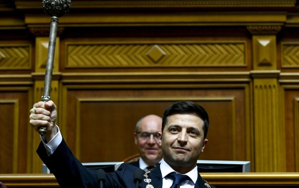 Конфуз на инаугурации Зеленского: упало удостоверение президента