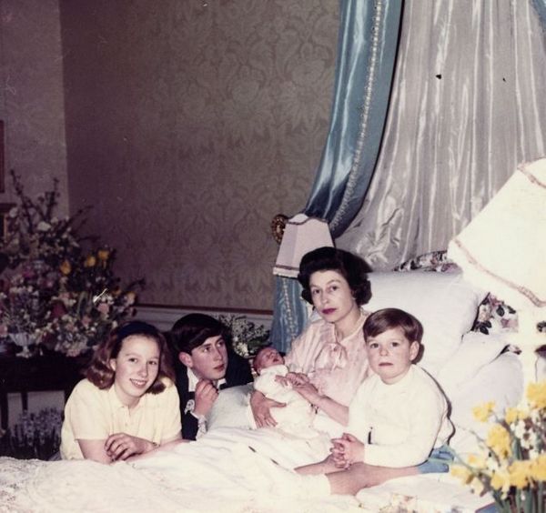Королевские роды: как рожала своих детей Елизавета II (фото) Королевские роды: как рожала своих детей Елизавета II (фото)