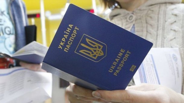 Кримчани масово їдуть у Херсон оформлювати українські закордонні паспорти: відео