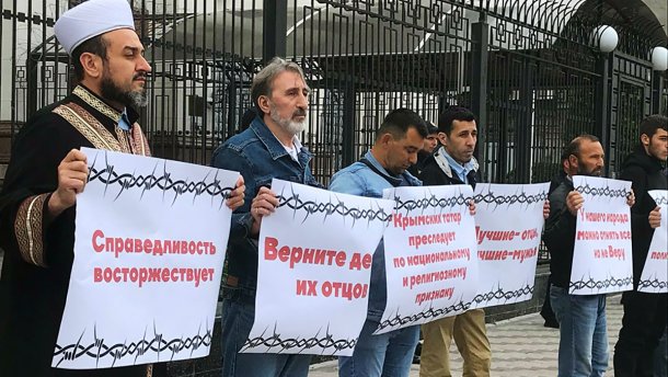 Крымские татары устроили протест под посольством России в Киеве: фото