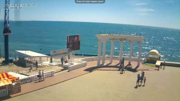 Курортний сезон в окупованому Криму та Одесі: промовисте фотопорівняння