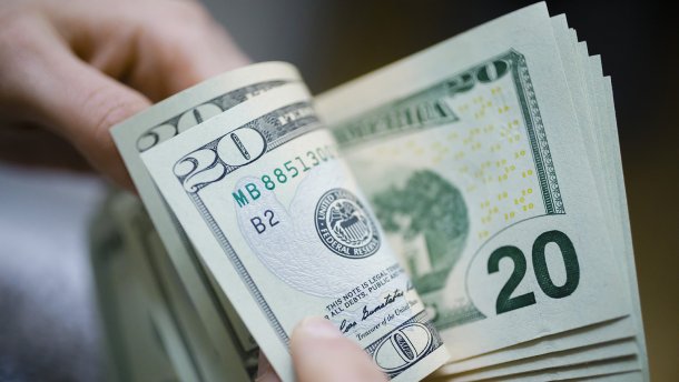 Курс валют на 24 мая: доллар немного прибавил в цене, евро подешевел