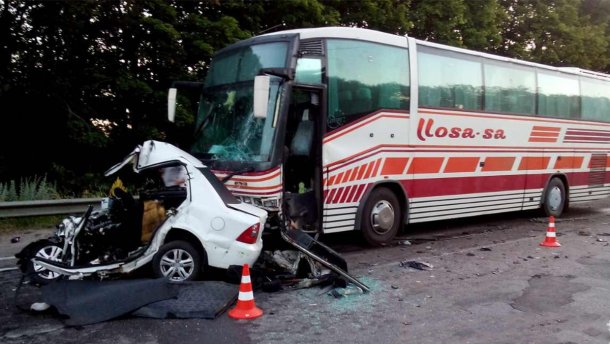 Легковик влетів у рейсовий автобус на Харківщині: водій авто загинув (фото)
