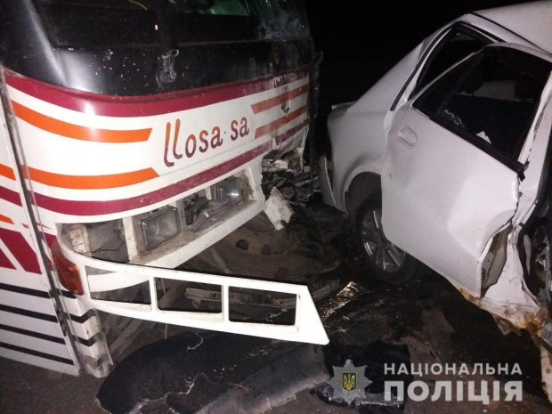 Легковик влетів у рейсовий автобус на Харківщині: водій авто загинув (фото)