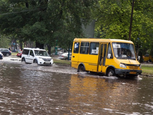 Ливень в Запорожье: по улицам города плавали автомобили, некоторые утонули (видео)