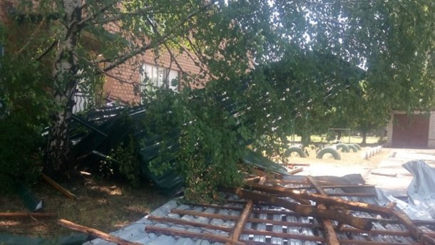 Луганщиною пронісся ураган: у будинках зірвало дахи та повибивало вікна
