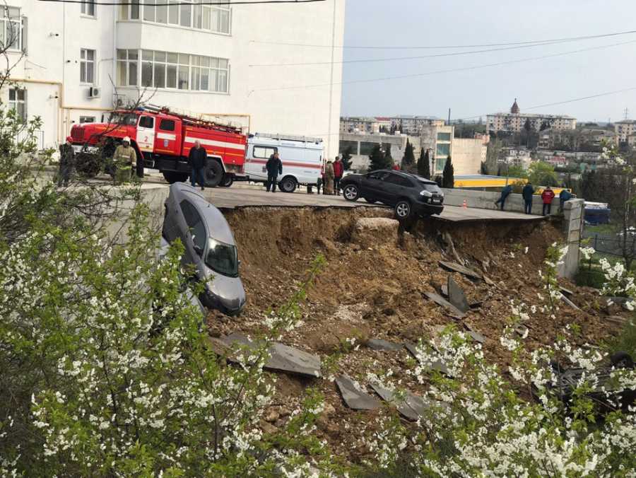 Машины рухнули с обрыва: в оккупированном Крыму новое масштабное ЧП (фото, видео)