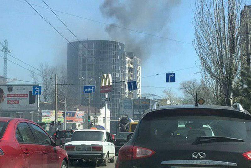 Масштабный пожар в одесской высотке: из ТРЦ «Пятый элемент» срочно эвакуируют людей (фото)