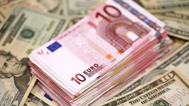Минфин прогнозирует падение гривны: как на этом заработать