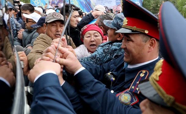 Митинги в Казахстане: Задержанных уже около 500